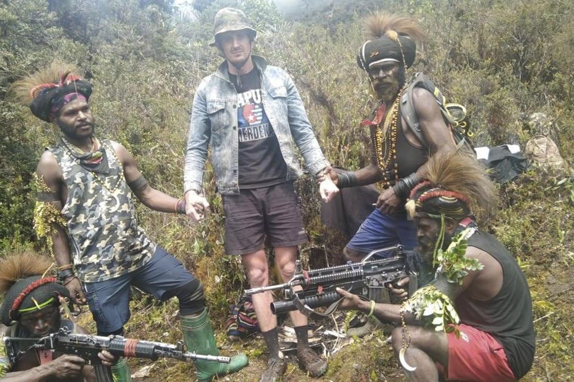 Egianus Kogoya with kidnapped pilot Philip Mehrtens west papua insurgency